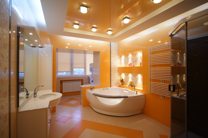 Plafond orange dans l'intérieur de la salle de bain
