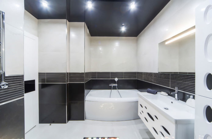 Plafond noir dans la salle de bain