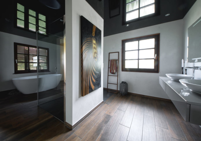 Plafond noir dans la salle de bain