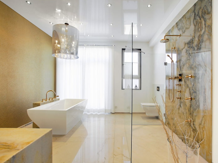 Surface de plafond brillante dans la salle de bain