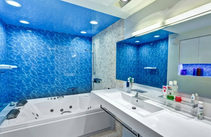 plafond bleu dans la salle de bains