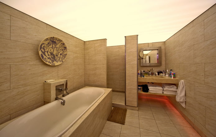 plafond lumineux dans la intérieur de salle de bain