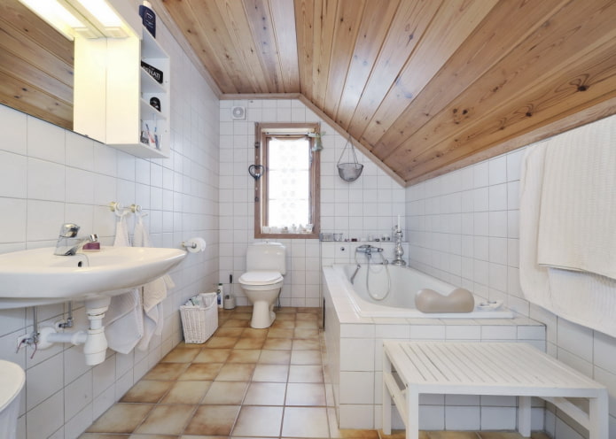 conception de plafond à l'intérieur d'une salle de bain dans le grenier