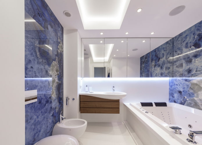 Plafond avec éclairage dans la salle de bains