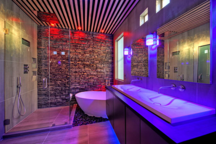 Plafond à lattes dans la salle de bain