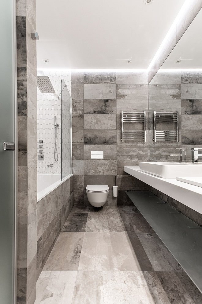 Aménagement du plafond de la salle de bain combinée avec WC