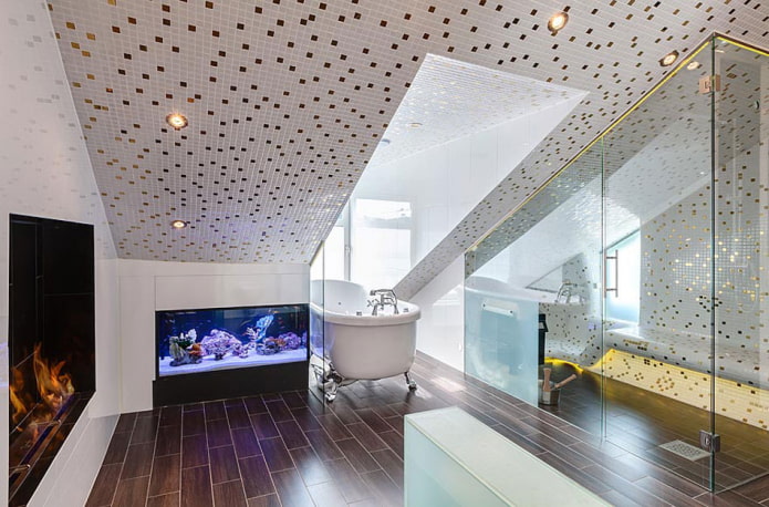 plafond avec mosaïque dans la salle de bain