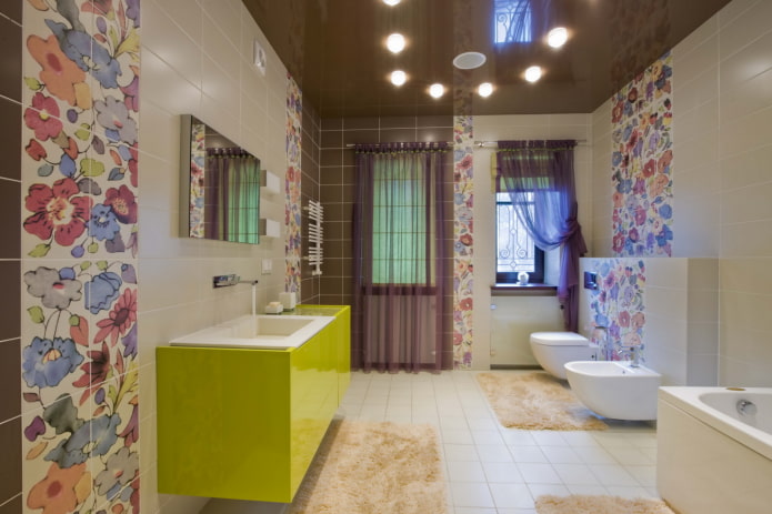 plafond tendu dans l'intérieur de la salle de bain