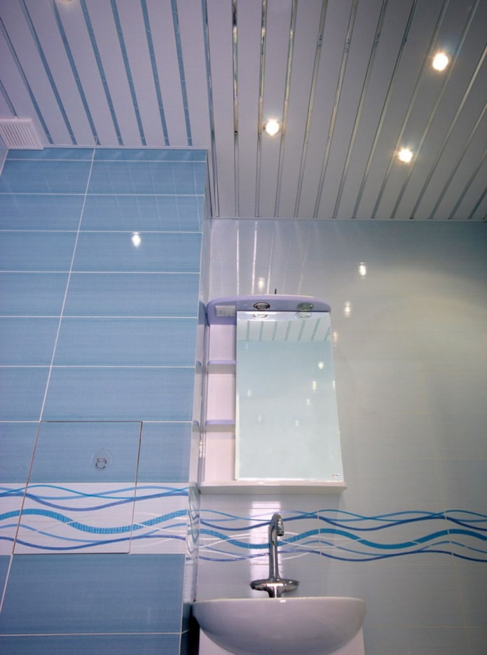 Panneaux de plafond en aluminium dans la salle de bain