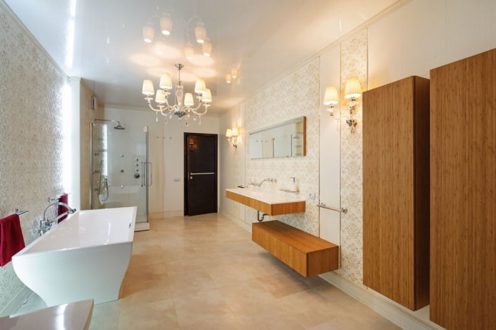 Surface de plafond brillante dans la salle de bain