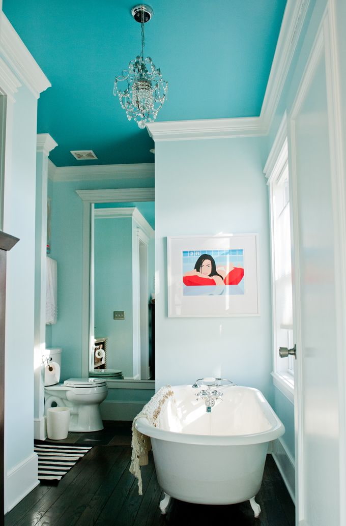 Plafond peint dans la salle de bain