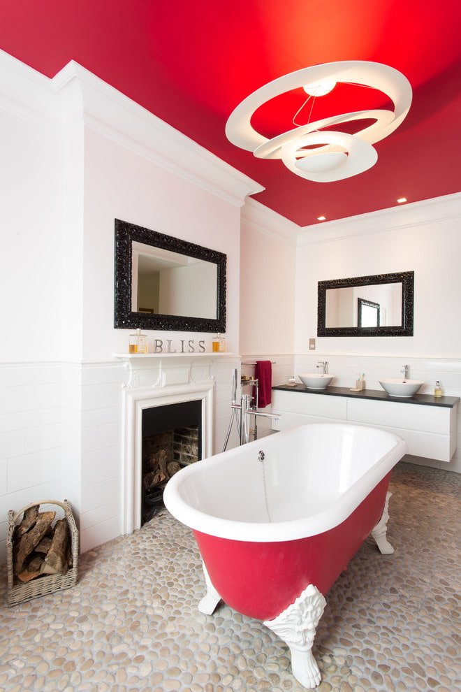 Plafond peint dans la salle de bain