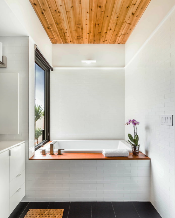Plafond en bois dans la salle de bain