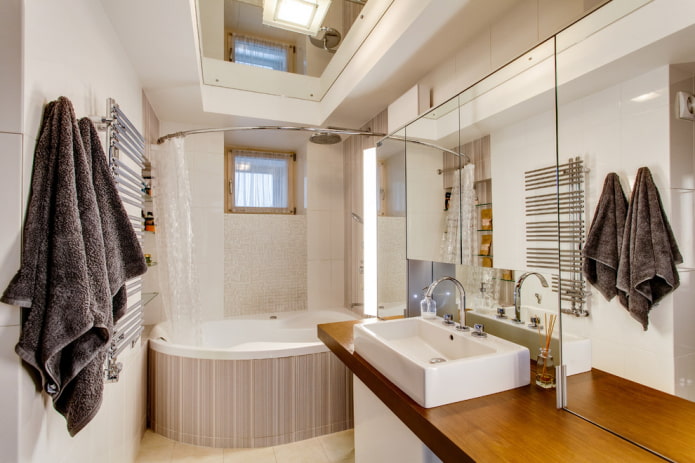 plafond miroir dans l'intérieur de la salle de bain