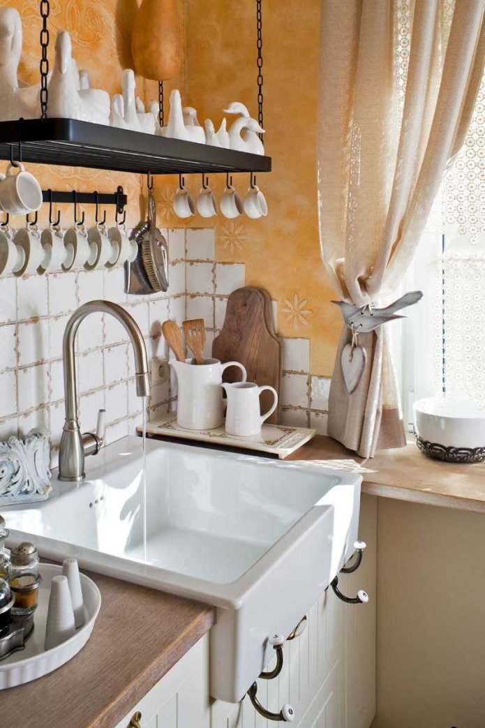 Évier blanc dans la cuisine