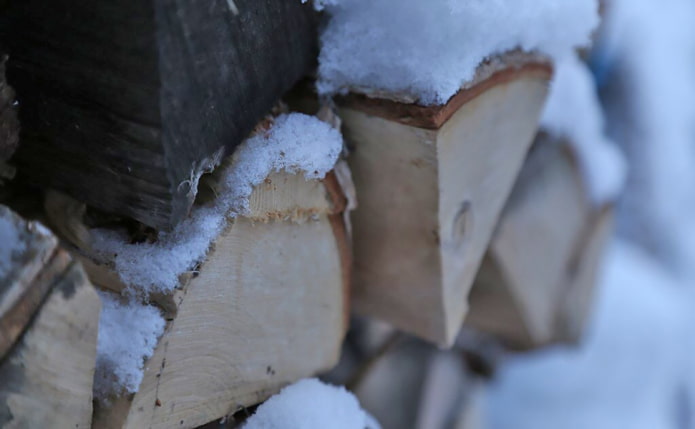 bois de chauffage sous la neige