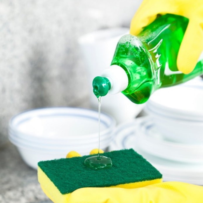 application du gel sur une éponge