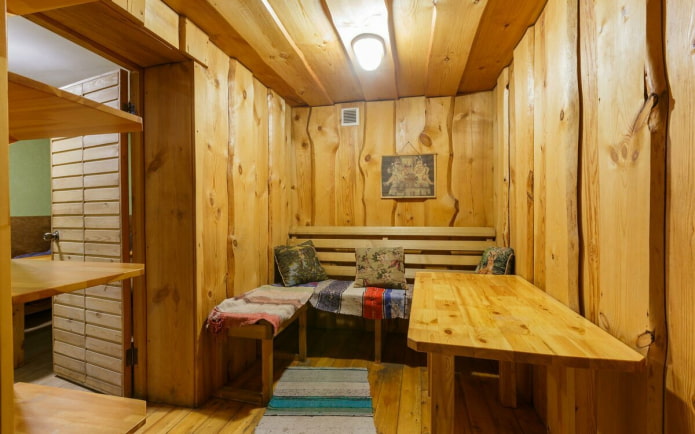 Revêtement des murs du dressing avec des planches non rognées