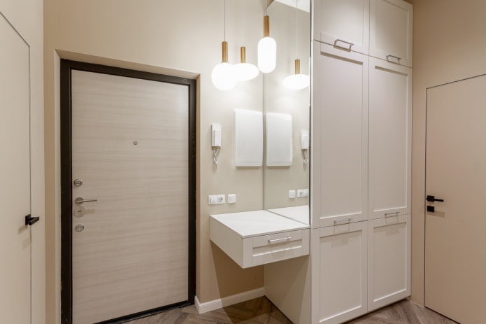 Miroir sur l'armoire du couloir