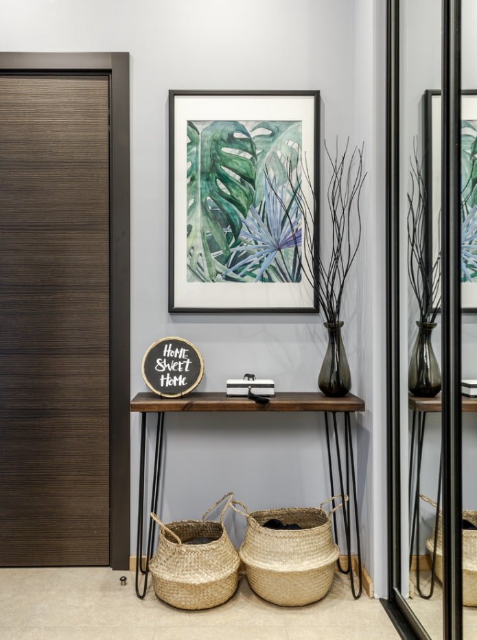 Affiche, paniers et vase dans le couloir