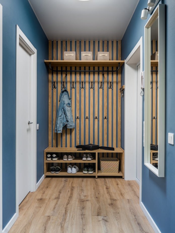 Système de rangement ouvert à l'intérieur d'un couloir étroit