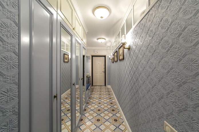 Miroir pleine longueur à l'intérieur d'un couloir étroit