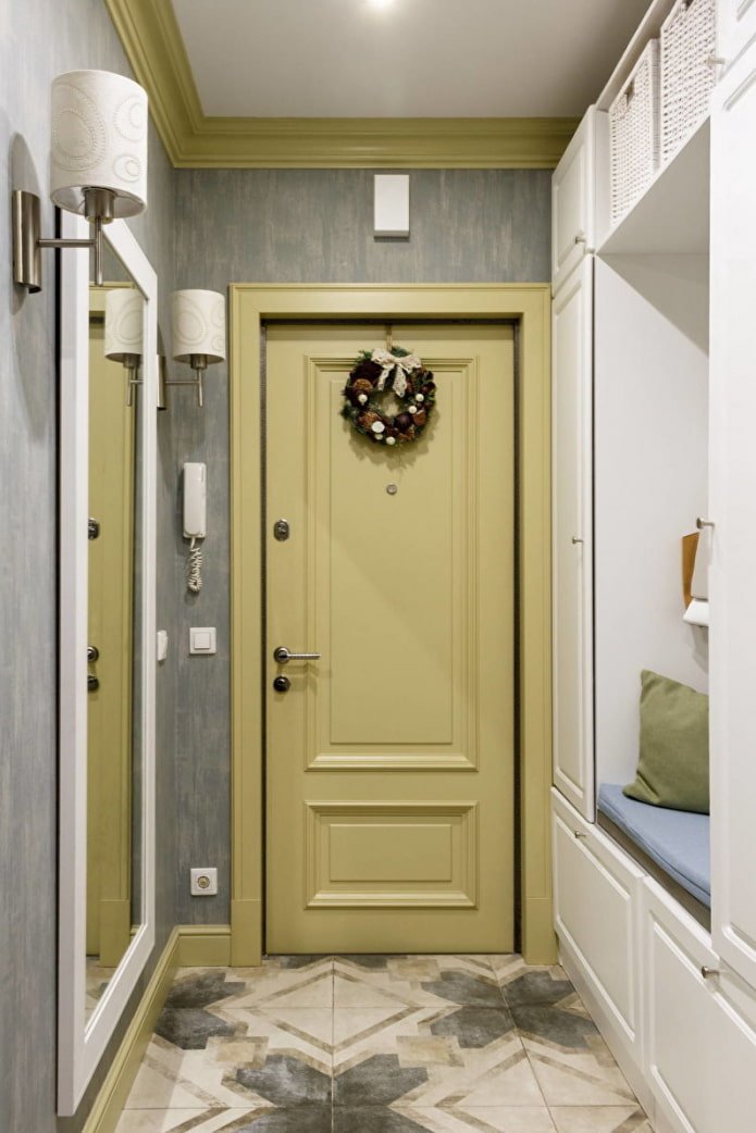 Miroir pleine longueur à l'intérieur d'un couloir étroit