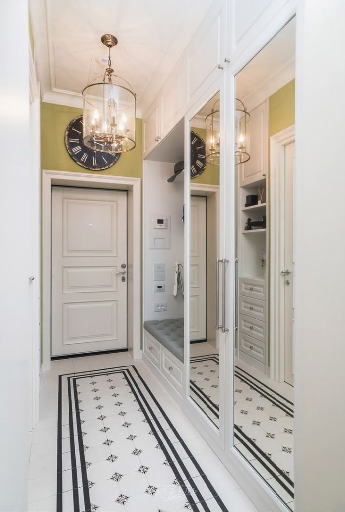 Miroir pleine longueur à l'intérieur d'un couloir étroit