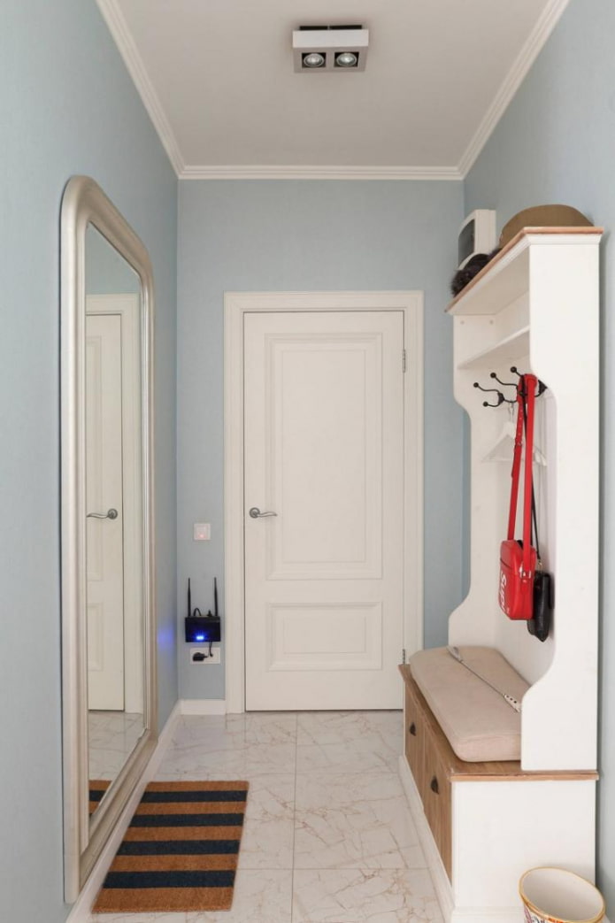 Siège avec espace pour chaussures à l'intérieur d'un couloir étroit
