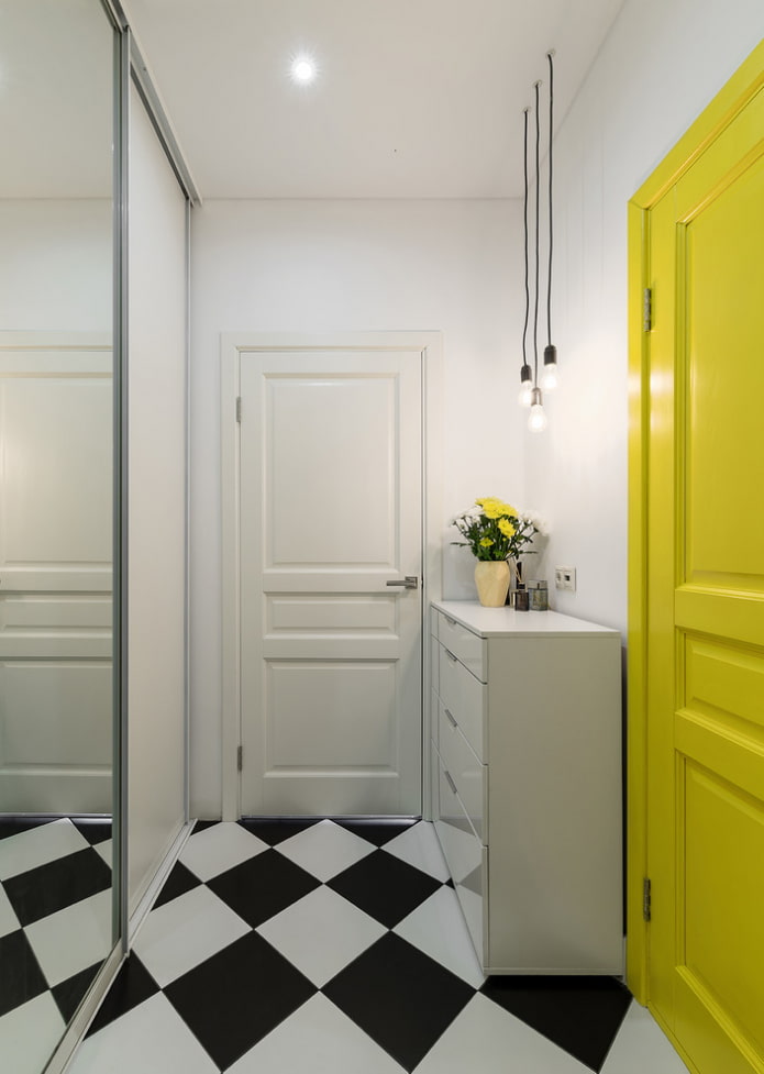 couloir blanc avec une porte jaune