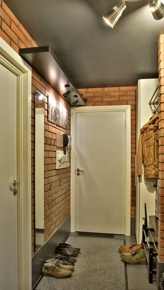 Couloir d'un appartement Khrouchtchev de style loft