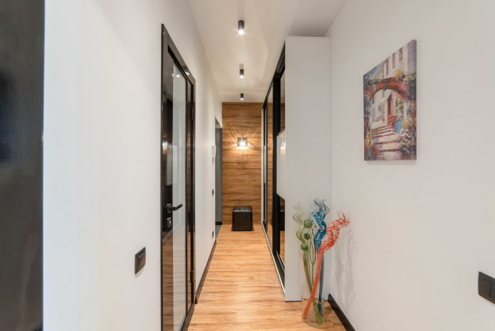 Décoration et accessoires dans le couloir d'une Khrouchtchevka