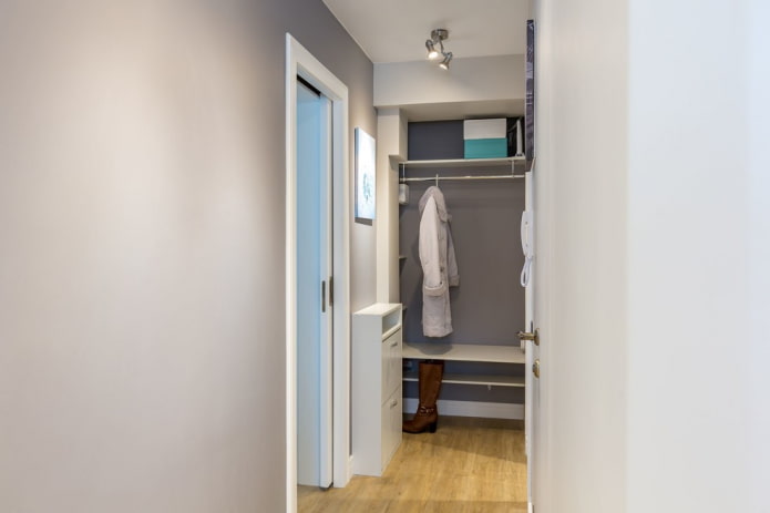 placard ouvert dans le couloir