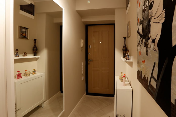 couloir avec un grand miroir