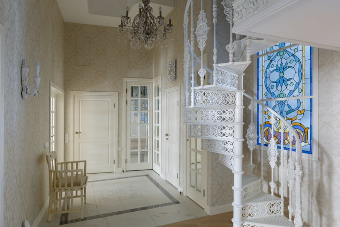 Couloir de style classique dans la maison