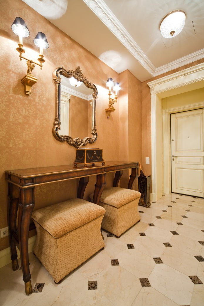 Éclairage dans le couloir de style classique