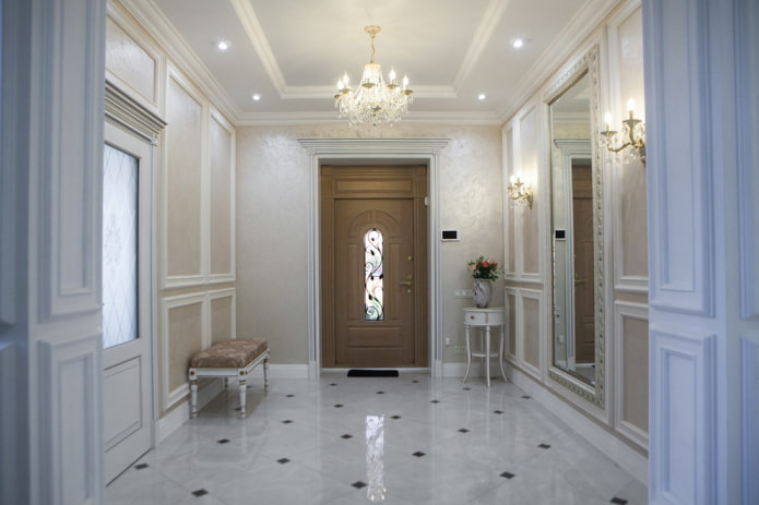 Éclairage dans un couloir de style classique