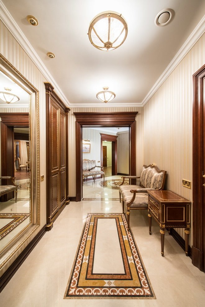 Éclairage dans le couloir de style classique