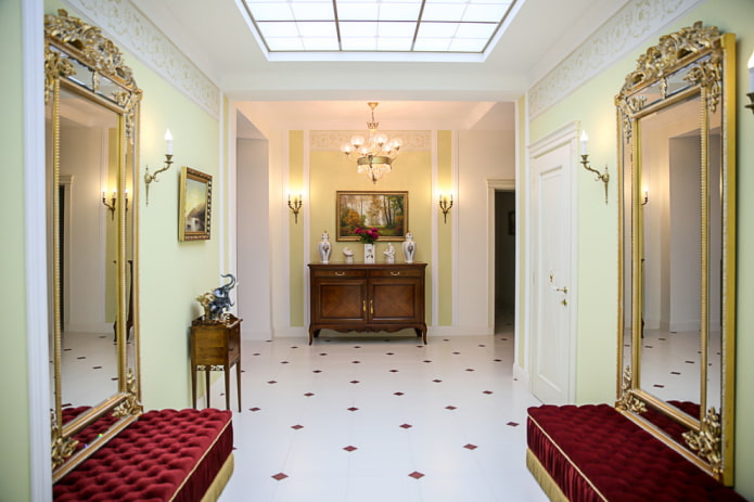 conception décorative du couloir dans le style classique