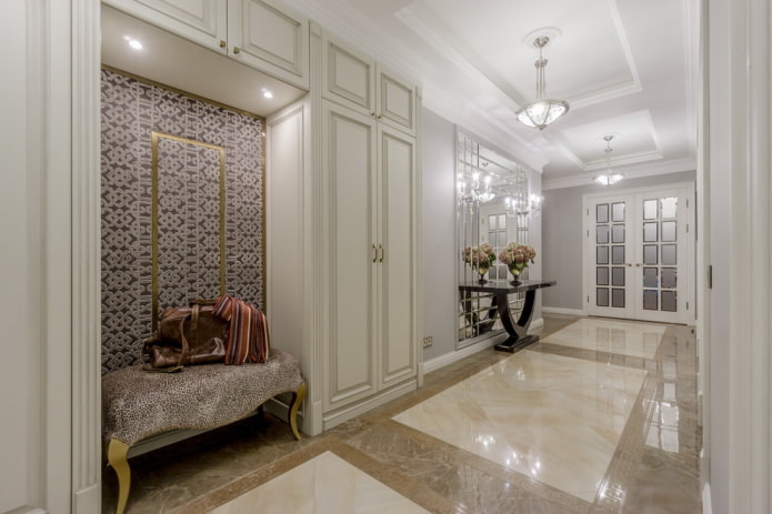 Intérieur de couloir de style néoclassique