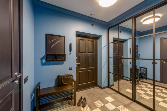 Armoire à miroir dans le couloir