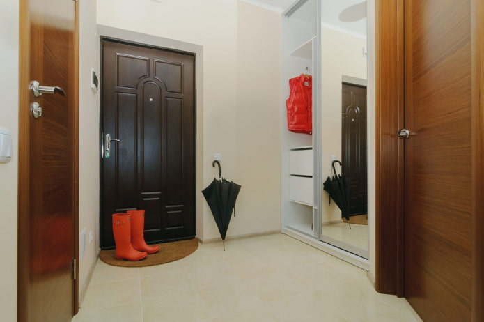 Armoire encastrée dans le couloir