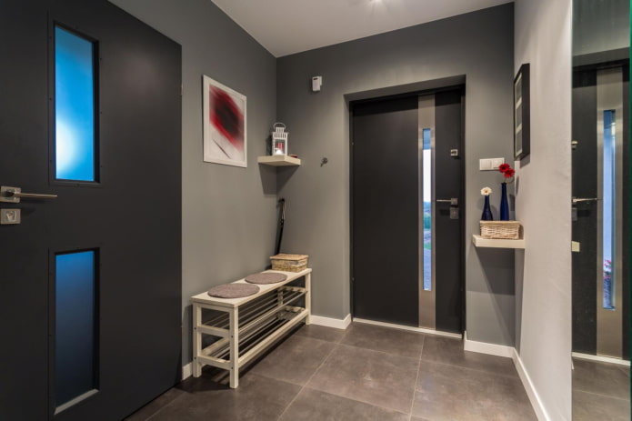 couloir spacieux dans une maison à panneaux
