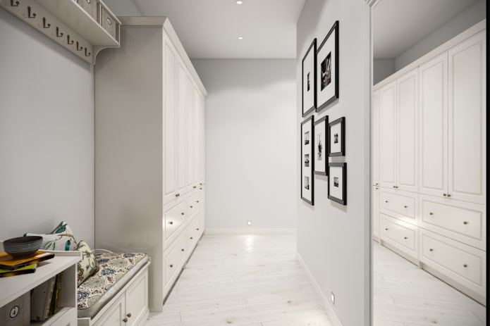 peintures dans le couloir