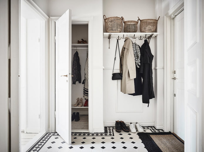 Intérieur d'un couloir blanc de style scandinave