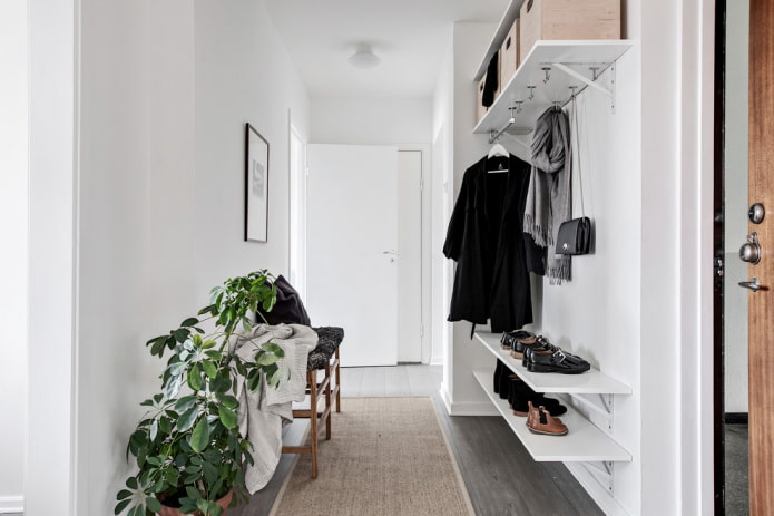 Intérieur d'un couloir blanc de style scandinave