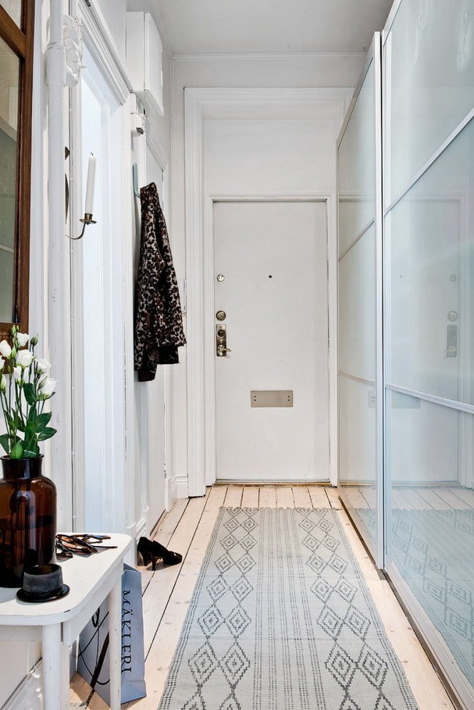 Design d'un couloir scandinave étroit