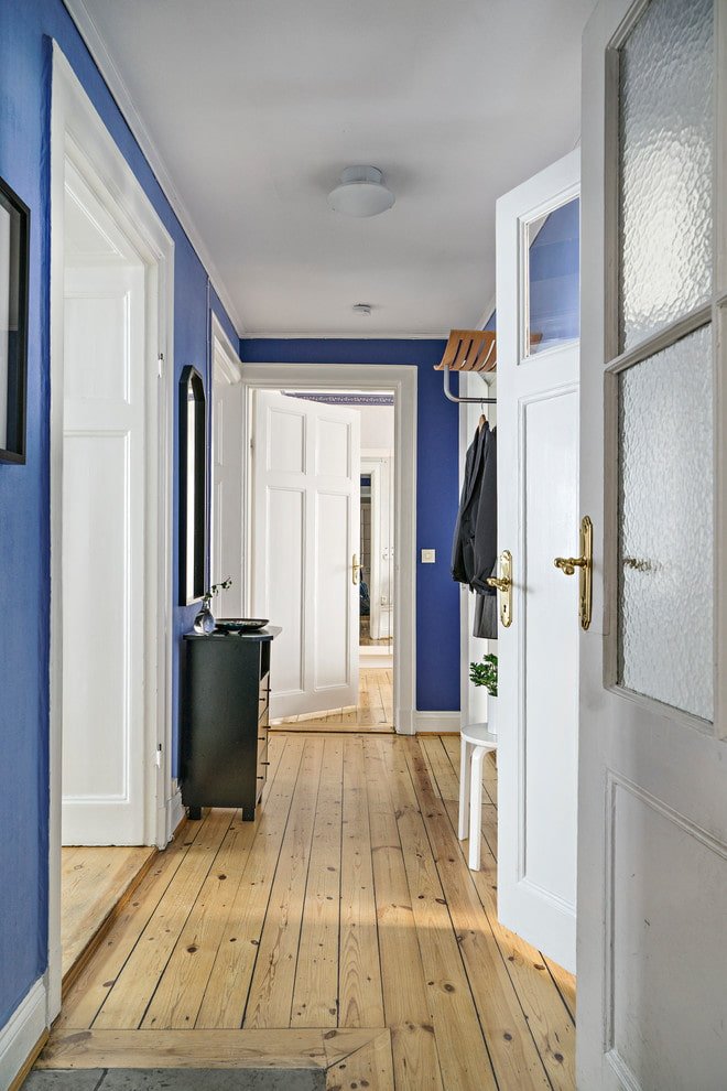 Design d'un couloir scandinave étroit