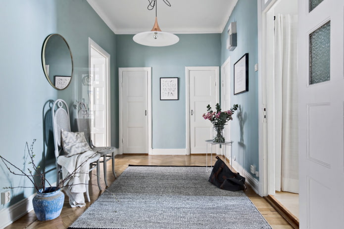 Décoration et éclairage dans le couloir de style scandinave