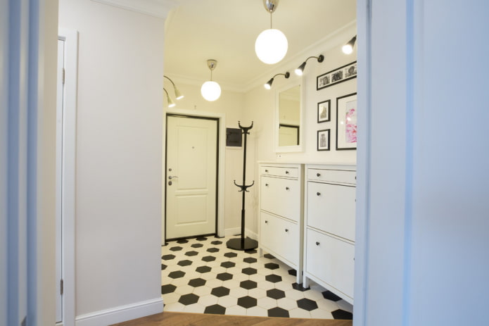 Décoration et éclairage dans un couloir de style scandinave